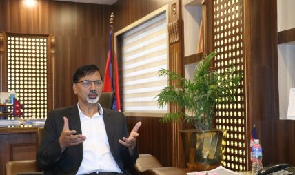अर्थमन्त्री शर्मासँग अमेरिकी राजदूतको शिष्टाचार भेटवार्ता