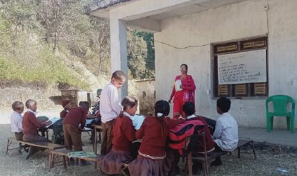 विद्यालय भवन निर्माण अलपत्र, चौरमै बसेर पढ्छन् विद्यार्थी