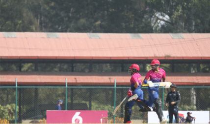 युएई विरुद्ध पहिले बलिङ गर्दै नेपाल